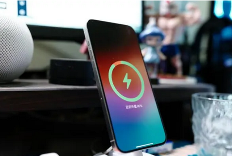铜川苹果15换屏服务分享用什么充电器给iPhone15充电更好 